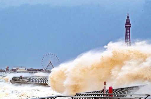 Das Sturmtief Ciara peitscht im Februar Wellen über die Uferpromenade im britischen Blackpool. Foto: dpa/Peter Byrne