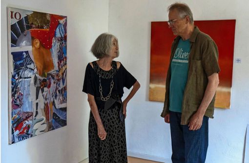 Die Vereinsvorsitzende Ulli Heyd und der Ausstellungsleiter Albrecht Breunlin  stehen in der Galerie 4/1 Foto: Jürgen Bach