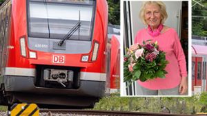 Frau Hebel aus Leinfelden-Echterdingen freute sich über das überraschende Geschenk der S-Bahn Stuttgart. Foto: Deutsche Bahn/S-Bahn Stuttgart/IMAGO / Arnulf Hettrich