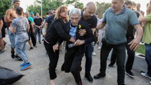 Bürgermeister Yiannis Boutaris muss nach dem Angriff gestützt werden. Foto: Eurokinissi