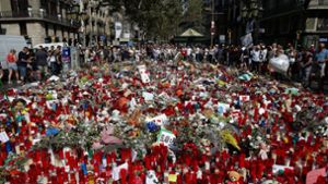 Der Ort des Anschlags in Barcelona ist ein Meer aus Blumen und Kerzen. Foto: AP