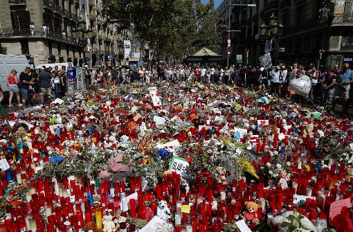 Der Ort des Anschlags in Barcelona ist ein Meer aus Blumen und Kerzen. Foto: AP