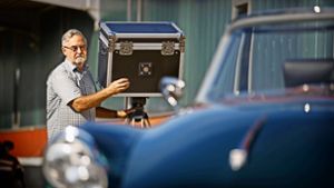 Alexander Riffler lichtet mit einer selbst gebauten Camera obscura  ein Cabriolet  Citroen DS ab. Foto: Gottfried Stoppel