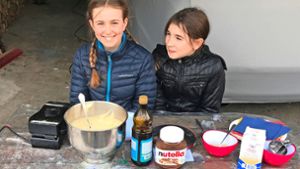 Die Freundinnen Franziska (links) und Emma haben Waffeln gebacken und verkauft. So sammelten sie rund 250 Euro als Spenden. Foto: privat