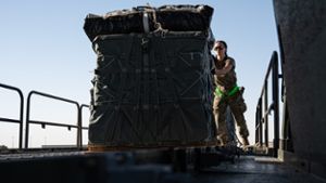 Erste Hilfsgüter erreichen provisorische Anlegestelle im Gazastreifen