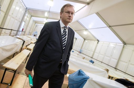 Als Regierungspräsident  viel unterwegs: Johannes Schmalzl 2015 in einer Flüchtlingsunterkunft Foto: dpa