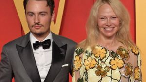 In Begleitung ihres ältesten Sohnes Brandon Thomas Lee strahlte Pamela Anderson ungeschminkt auf dem roten Teppich der Vanity Fair Oscar Party. Foto: imago/Featureflash