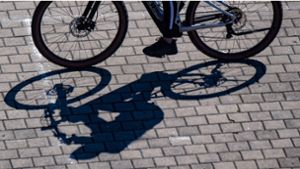 Der Radfahrer hat durch Klingeln und Rufen auf sich aufmerksam gemacht. Foto: dpa/Stefan Sauer