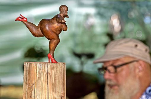 Eckhard Schembs stellt nackte Bronzefiguren auf Holzsäulen. Mehr Eindrücke von der Home and Garden finden Sie in unserer Bildergalerie. Klicken Sie sich durch. Foto: factum/Weise