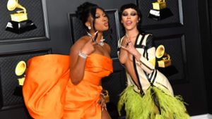 Megan Thee Stallion (links) und Doja Cat gaben bei den diesjährigen Grammy Awards ein schräges Bild ab. In unserer Bilderstrecke finden Sie weitere kuriose Outfits. Foto: AFP/KEVIN MAZUR