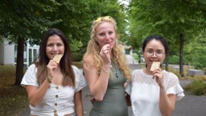 Die Gründerinnen Paola Varela, Janna Beck und Duyen Do (von links) von Holiroots genießen ihre eigenen Cracker. Foto: Patrick Steinle