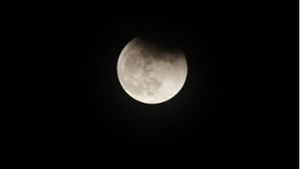 Bei einer partiellen Mondfinsternis sieht der Mond wie angeknabbert aus. Foto: images/NurPhoto/Seung-il Ryu via www.imago-images.de