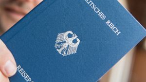 Einen solchen Pass hat ein „Reichsbürger“ immer griffbereit. Es gibt ihn im Internet. Foto: dpa