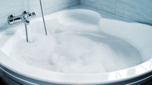 Sollte man mit Fieber lieber nicht baden? Foto: nito / shutterstock.com