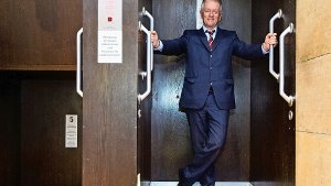 Oberbürgermeister Fritz Kuhn wird bald wieder mit dem Paternoster im Rathaus fahren können. Am 28. Juli wird der Aufzug offiziell mit einer Party wieder in Betrieb genommen. (Archivfoto) Foto: dpa