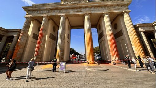 Mitglieder der Klimaschutzgruppe Letzte Generation hatten das Brandenburger Tor in Berlin mit oranger Farbe angesprüht. Foto: dpa/Paul Zinken