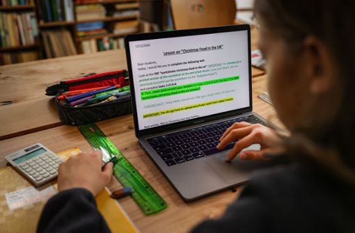 Ohne  Computer ist  Unterricht mit digitalen Lernprogrammen  nicht möglich. Das gilt nicht nur für Englisch, wie in diesem Bild, sondern für alle Fächer. Foto: dpa/Ulrich Perrey