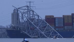 Ein Containerschiff rammte die Brücke in Baltimore. Nun ist der Hafen der Stadt für Schiffe nicht mehr zugänglich. Foto: dpa/Matt Rourke