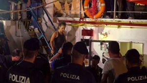 Die Kapitänin Carola Rackete bei ihrer Festnahme im Hafen von Lampedusa. Foto: AFP