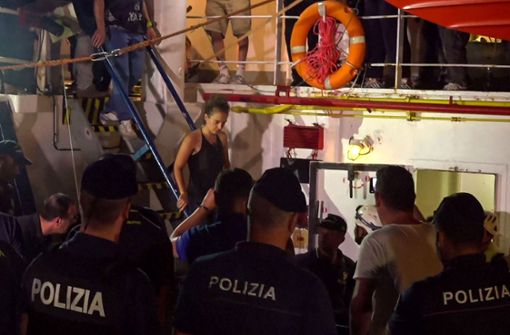 Die Kapitänin Carola Rackete bei ihrer Festnahme im Hafen von Lampedusa. Foto: AFP