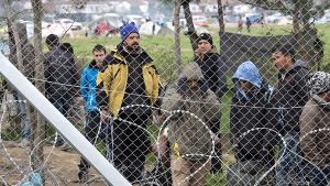 Seitdem Mazedonien die Grenze geschlossen hat, sitzen die Migranten fest. Foto: dpa
