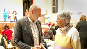 Im Gespräch über Fairtrade: Oberbürgermeister Martin Georg Cohn und Agenda-Sprecherin Maria Zundel. Foto: Jürgen Bach