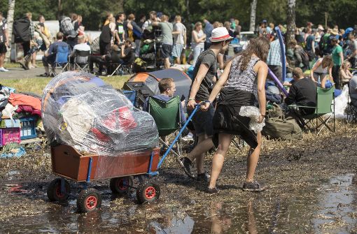 Schon bei der Anreise zum „Hurricane“ wurden die ersten Festivalfans nass. Foto: dpa