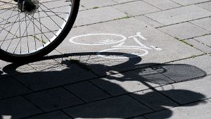Der 22-Jährige soll mit dem Fahrrad auf den Polizisten zugefahren sein. Foto: dpa