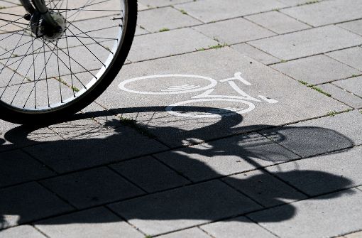 Der 22-Jährige soll mit dem Fahrrad auf den Polizisten zugefahren sein. Foto: dpa
