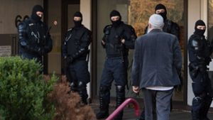 Ein Muslim geht im Dezember 2015 auf Polizisten zu, die die Moschee in der Botnanger Regerstraße durchsuchen. Foto: dpa