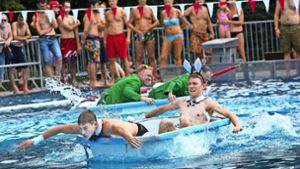 Das Kirchheimer Badewannenrennen ist eine spritzige Angelegenheit. Meist geht es nicht um den Sieg, sondern um das Ankommen. Foto: Ines Rudel
