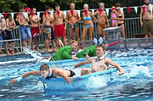 Das Kirchheimer Badewannenrennen ist eine spritzige Angelegenheit. Meist geht es nicht um den Sieg, sondern um das Ankommen. Foto: Ines Rudel