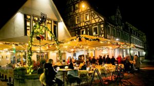 Mit stimmungsvoll illuminierten Terrassen, wie hier in Kirchheim,  lockt die Gastronomie  ihre Gäste weiterhin ins Freie. Foto: /nes Rudel