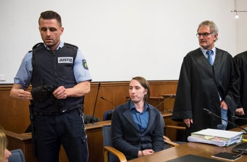 Der mutmaßliche BVB-Attentäter Sergej W. hat vor Gericht Schmerzensgeldzahlungen an die beiden Verletzten des Anschlags vom April 2017 angeboten. Foto: dpa