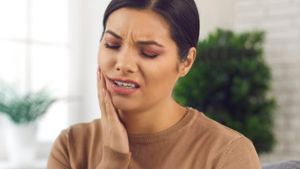 Zahnschmerzen können den gesamten Körper stark belasten. Foto: Studio Romantic/Shutterstock.com