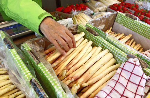 Bis Spargel und Erdbeeren im Verkauf landen, ist viel teure Handarbeit nötig. Foto: Eibner-Pressefoto/Fleig