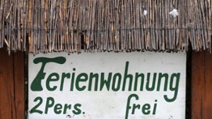Dieses Schild in Ahrenshoop in Mecklenburg/Vorpommern deutet auf alte Reisegewohnheiten hin, die Dank Corona eine Renaissance erleben. Foto: dpa/Bernd Wüstneck