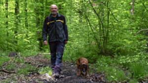 Förster Markus König  wacht zusammen mit Hündin Kena im Wald bei Ohmden  über den Schwarzwildbestand. Foto: Dominic Berner