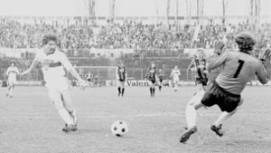 VfB-Stürmer Walter Kelsch (li.) erzielte im März 1982 für den VfB die Tore zum 2:1 und 3:1. Im Jahr 2017 wurde Kelsch in  Verfahren wegen Anlagenbetrugs und Beihilfe zum Drogenhandel zu einer Haftstrafe von drei Jahren verurteilt. Foto: Baumann
