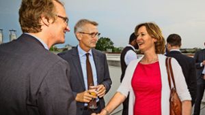 Gern gesehene Gesprächspartner: unser  Berliner Korrespondent Thomas Maron (links)  trifft die Abgeordneten Kerstin  Andreae (Grüne) und Armin Schuster (CDU).  Foto:  