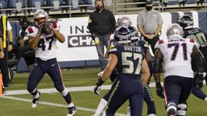 Jakob Johnson (links) von den New England Patriots fängt einen Touchdown. Foto: dpa/Elaine Thompson