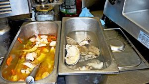 Austern gehören in den Kühlschrank, doch die Lebensmittelkontrolleure finden sie auch mal in offnen Behältern auf der Küchenarbeitsplatte. Weitere Gruselfunde der Lebensmittelkontrolleure finden Sie in unserer Fotostrecke. Foto: Lebensmittelüberwachung