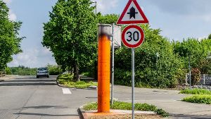 In Renningen wurde ein Blitzer mit orangener Farbe besprüht. Foto: SDMG