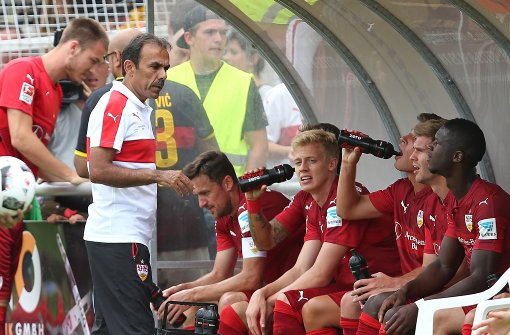 Der VfB Stuttgart um Trainer Jos Luhukay kann sich über den nächsten Zugang freuen. Foto: Pressefoto Baumann