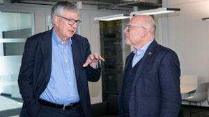 Vorstandschef Martin Daum und Verkehrsminister Winfried Hermann beim Gespräch in der Daimler-Truck-Zentrale in Leinfelden-Echterdingen Foto: Ines Rudel