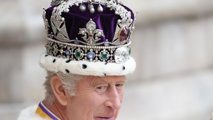 König Charles III.: Mit der Krone kam die Krise