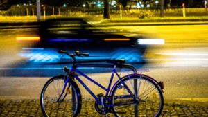 Das  Mädchen wollte mit ihrem Fahrrad eine Straße überqueren, als es von einem Auto erfasst wurde. (Symbolbild) Foto: Lichtgut/Max Kovalenko/Lichtgut/Max Kovalenko