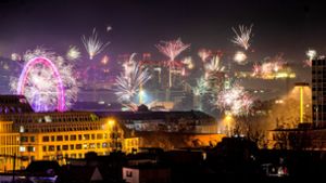 Das bunte Feuerwerk an Silvester taucht Stuttgart in ein magisches Licht. Foto: Christoph Schmidt/dpa