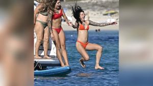 Und rein ins kühle Wasser: So fröhlich planschten die spanischen Fußball-Weltmeisterinnen vor Ibiza. Foto: getty/[EXTRACTED]: Francisco Guerra/Europa Press via Getty Images