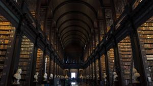 Orte menschlichen Wissens: Die berühmte Trinity College Library in  Dublin ist Irlands größte und eindrucksvollste Bibliothek und beherbergt 4,5 Millionen Bände. Mit Hilfe der digitalen Datenbank ROAD müssen Wissensdurstige jetzt nicht einmal mehr ihr  Zuhause  verlassen. Foto: NurPhoto/Joaquin Gomez Sastrex